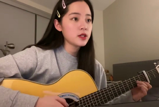 欧阳娜娜的日常穿搭帅气又时髦!黑色西装配休闲裤,看上去攻气十足