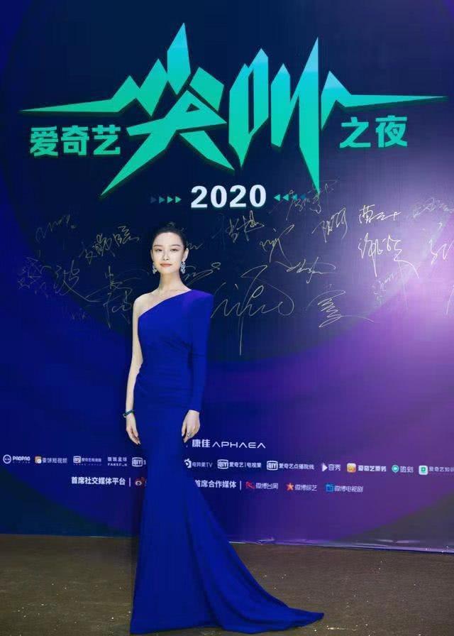 倪妮的时尚感太独特,穿什么都好看,就连“伴娘服”也高级