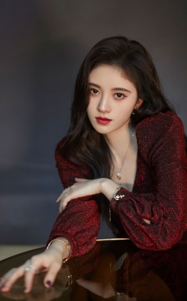 鞠婧祎穿黑色裙子丝绒材质复古时尚感银色腰带修饰腰身，增添亮点