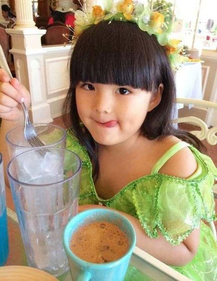 出生在明星家庭,8岁就背2万的包包,今10岁长开变瘦越来越美