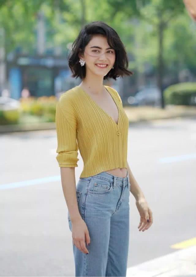 MAI身高175又不失凹凸感,穿牛仔裤配老气皮草竟然很减龄