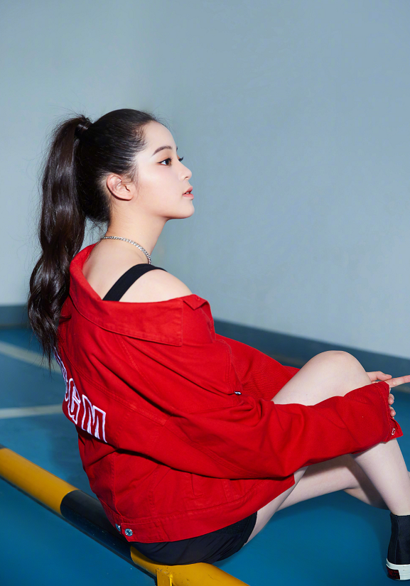 欧阳娜娜把裙子“倒着穿”，时尚就是这样玩出来的