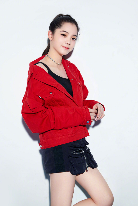 欧阳娜娜把裙子“倒着穿”，时尚就是这样玩出来的