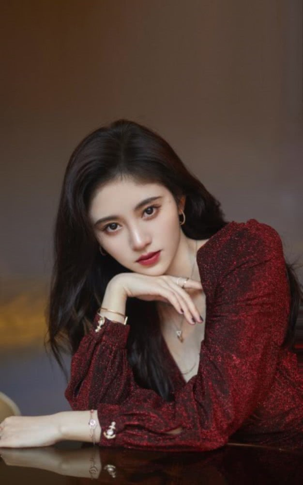 鞠婧祎穿黑色裙子丝绒材质复古时尚感银色腰带修饰腰身,增添亮点