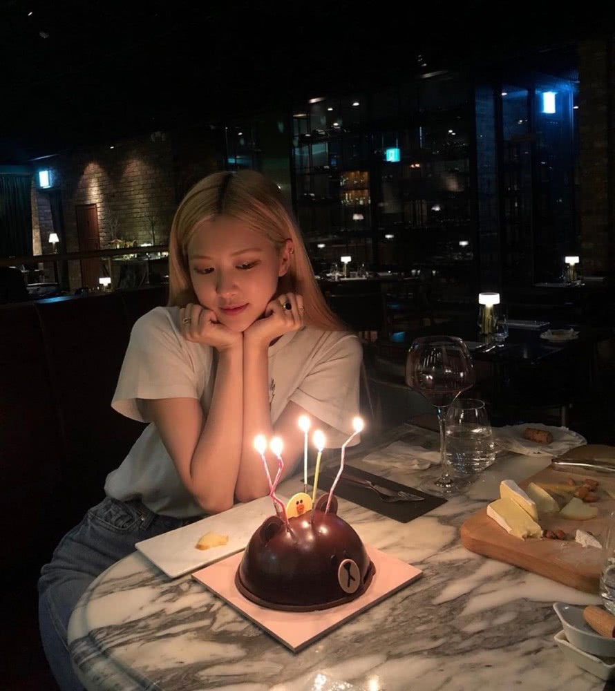 ROSE晒生日美照,穿公主裙美成画,与自己海报合影像小迷妹