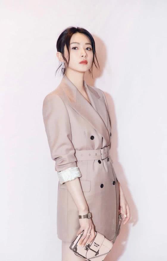 疯狂追剧《新世界》，再次被女神万茜圈粉，风情万种被她轻松穿出