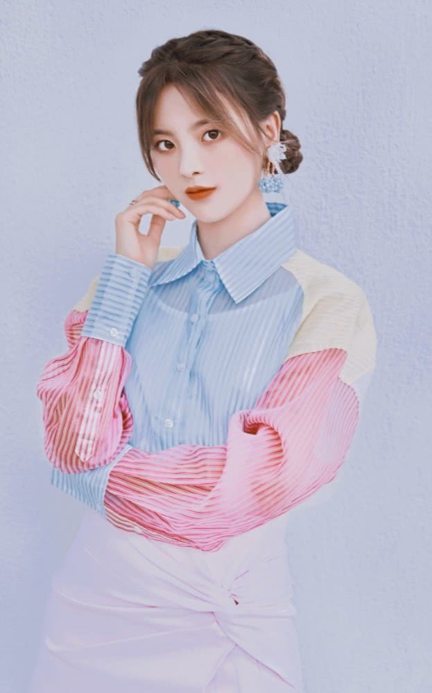 杨超越是首个拥有A型腿的人，裙子常年只穿15厘米，美爆了