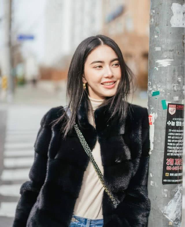 MAI身高175又不失凹凸感,穿牛仔裤配老气皮草竟然很减龄