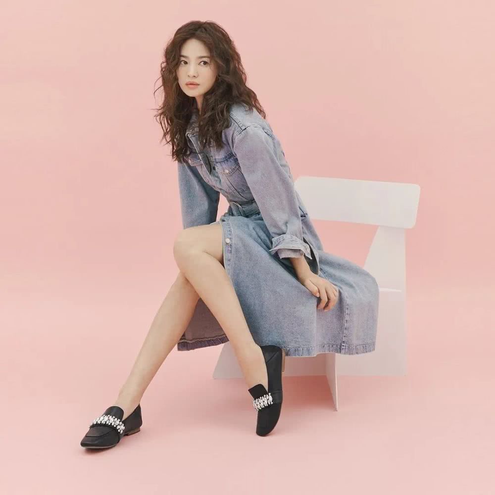 宋慧乔新造型方领短裙配高跟腿长吸睛，矮个子女性就该这样穿