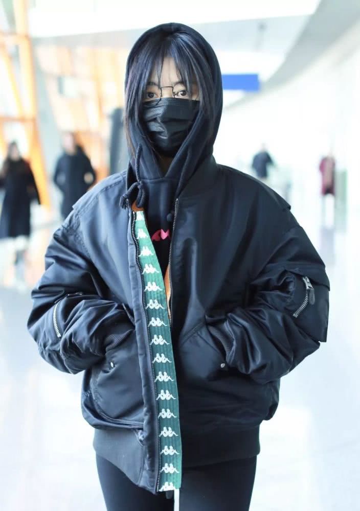 谭松韵卫衣搭配牛仔裤休闲减龄,羊毛卷刘海太抢镜