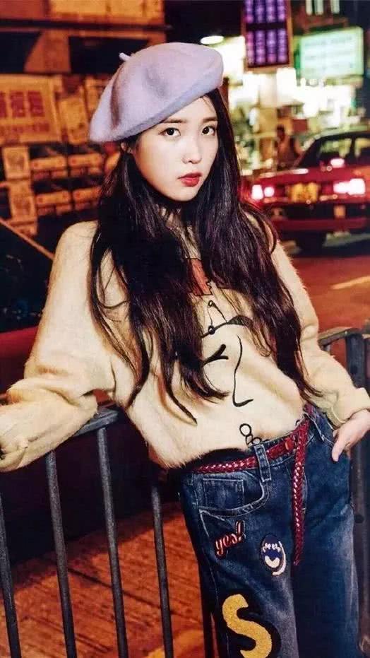 李知恩穿浅蓝色毛衣搭百褶短裙，凸显一双笔直大长腿，少女感十足