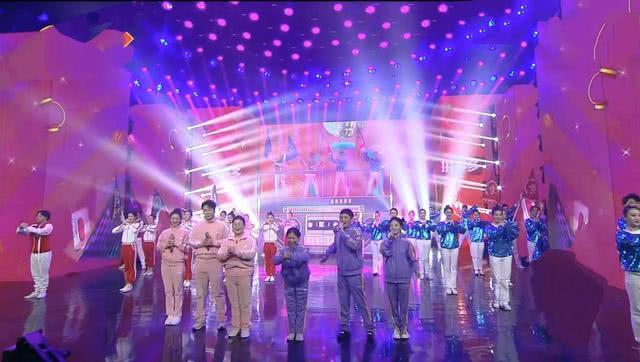 冯提莫上节目穿校服梳哪吒头太可爱，身高比例都不是问题