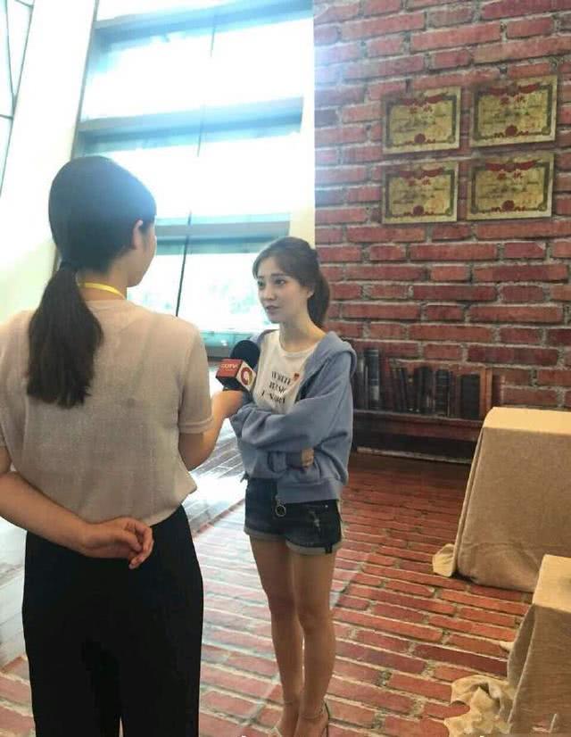 冯提莫上节目穿校服梳哪吒头太可爱，身高比例都不是问题