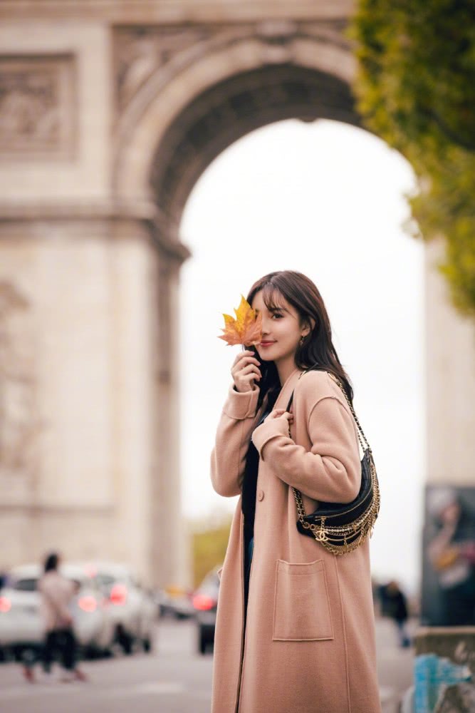 孟子义出演《我不是购物狂》，轻松驾驭各种风格，演绎百变穿搭潮人