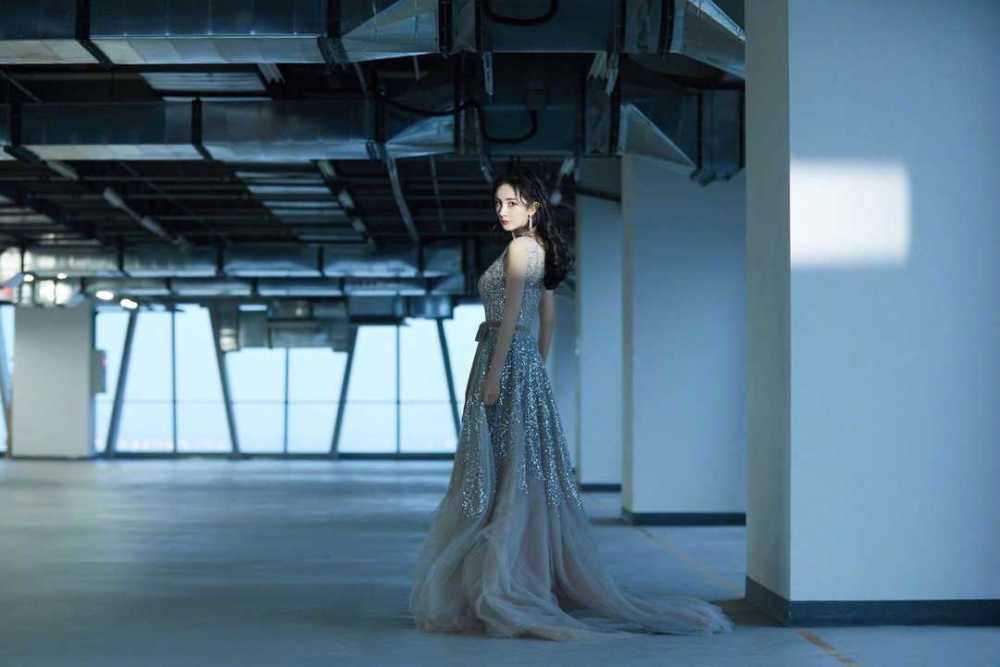 杨幂闪钻连衣裙优雅精致，长卷发造型风情万种