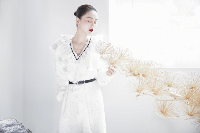 刘诗诗时尚大片秀造型，将头发扎起涂红唇显英气！