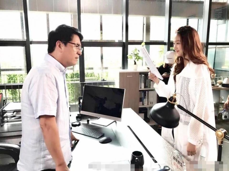 难怪关晓彤的父亲这么眼熟，竟演过这些大热剧，网友：鹿晗怕了吗