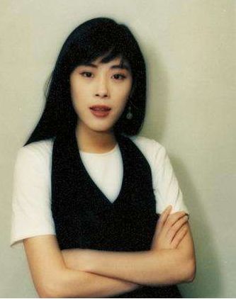 她20岁一夜成名,却与活佛恋爱后生子,被抛弃后今51岁仍单身