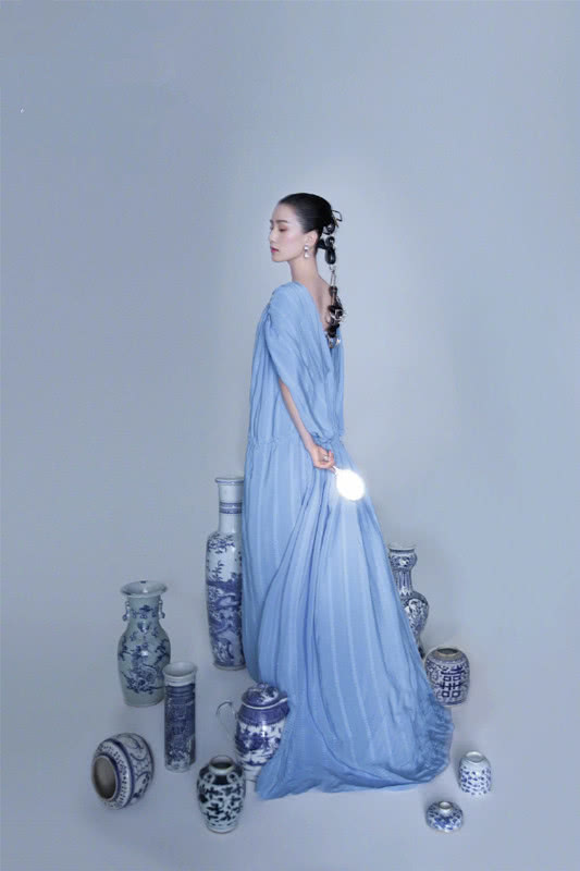 刘诗诗时尚大片秀造型，将头发扎起涂红唇显英气！