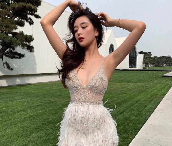 抖音“最美校花”是怎么火的,号称杨幂和刘亦菲的结合体,看了之后想抱回家