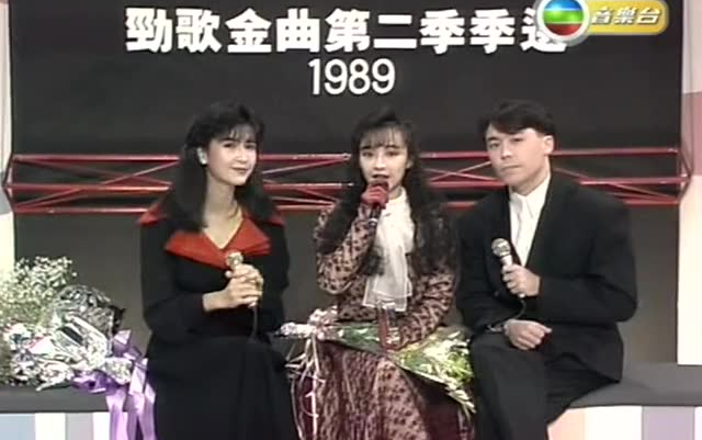 曾与王菲齐名!54岁关淑怡近照曝光,逛街不戴口罩,不顾形象抽烟