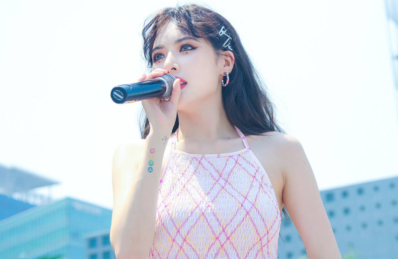 金泫雅素颜出街,一身紫色碎花裙好甜美,就像初恋的少女