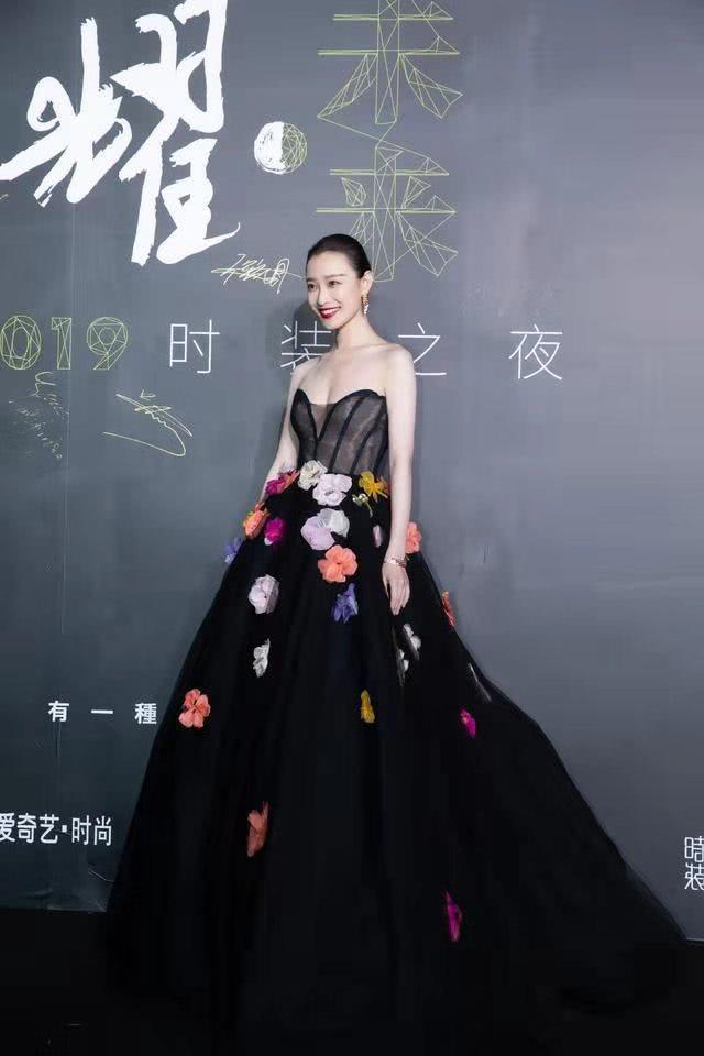 倪妮的时尚感太独特,穿什么都好看,就连“伴娘服”也高级