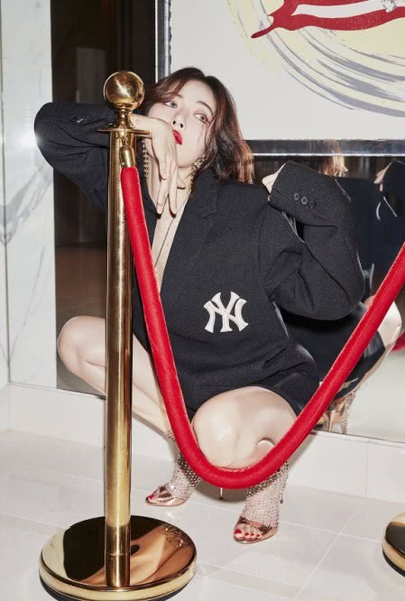 带火了泫雅背心,她又在高跟鞋里穿“渔网”,成功引爆20年潮流