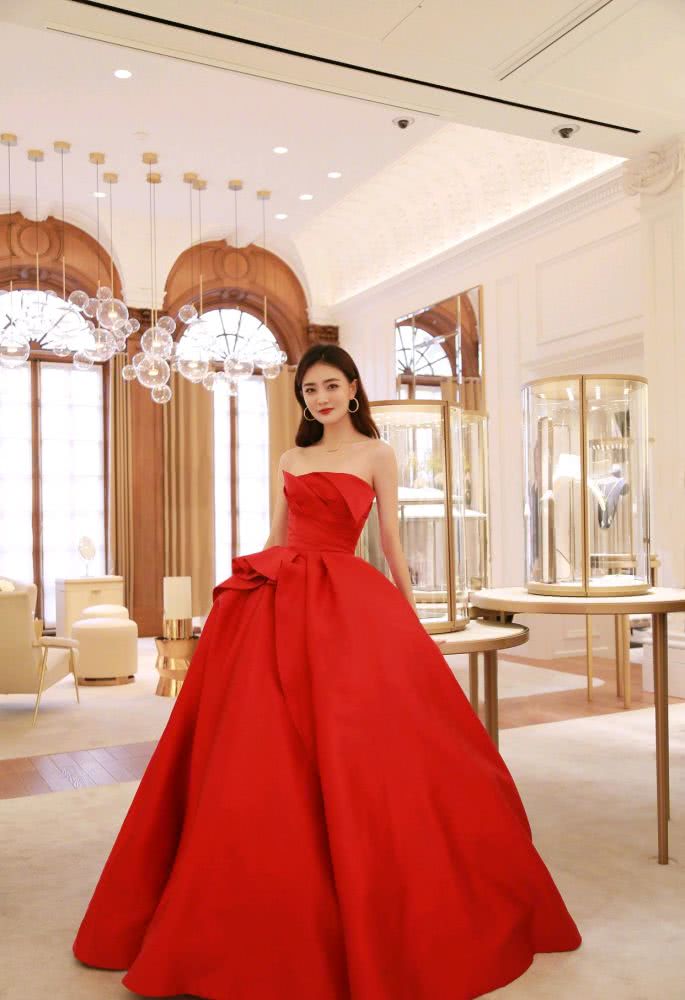 徐璐身穿一袭红色连衣裙配精致耳环,美得像盛开的玫瑰