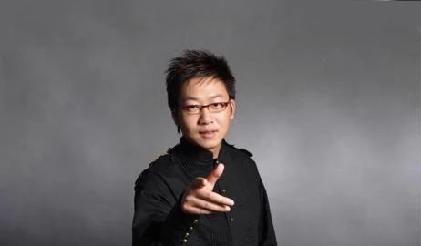 48岁著名主持人，靠第一任妻子出道，如今走红抛弃妻子爱新欢