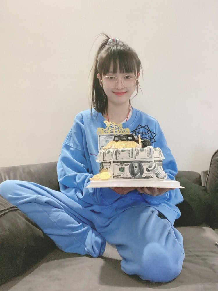 吴宣仪最新搭配穿“美少女”卫衣,秀瓜子脸精致迷人