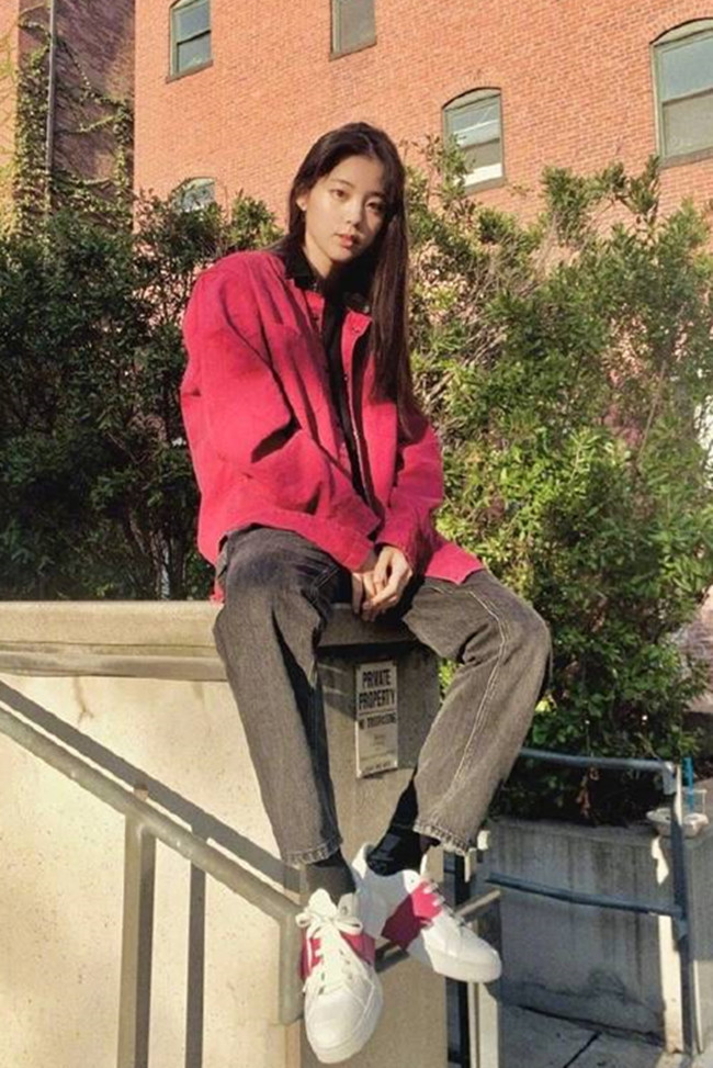 欧阳娜娜终于放弃匡威了，现在新带火的这款“毒液靴”，无敌潮