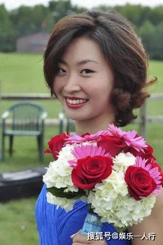 曾花三年考研究生,33岁才进央视,低调嫁富商生一女却嫁洋老公