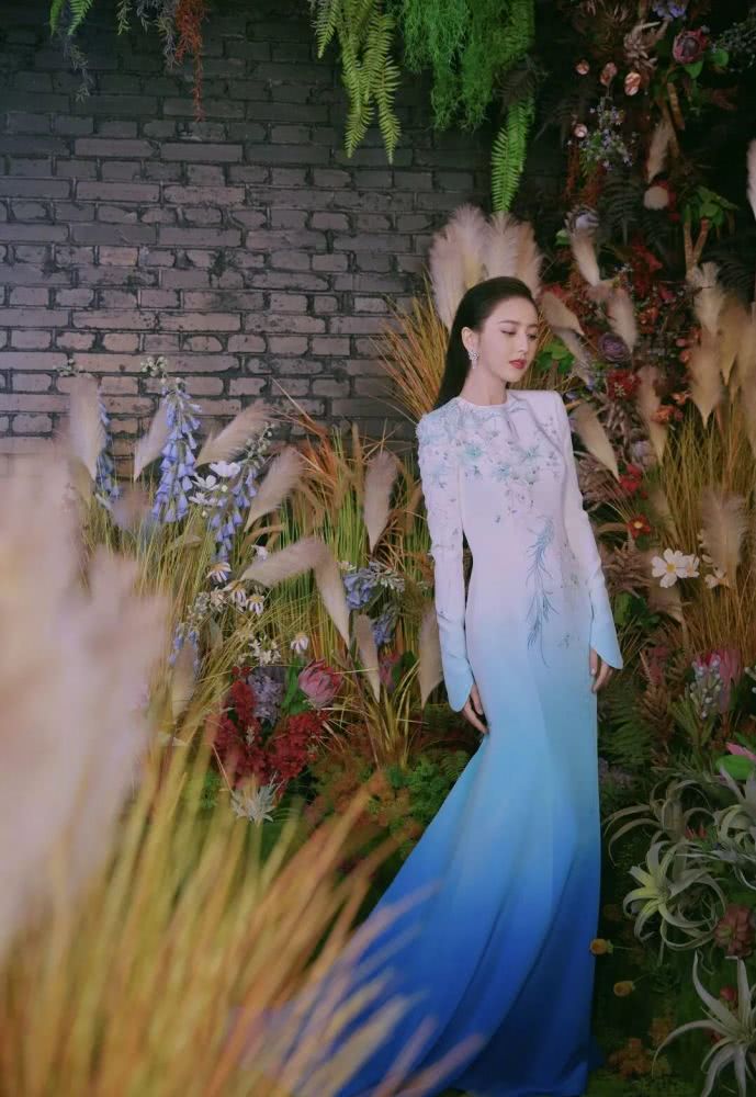 佟丽娅新造型太抢镜,一袭刺绣鱼尾礼服端庄优雅,侧身凹凸感好强