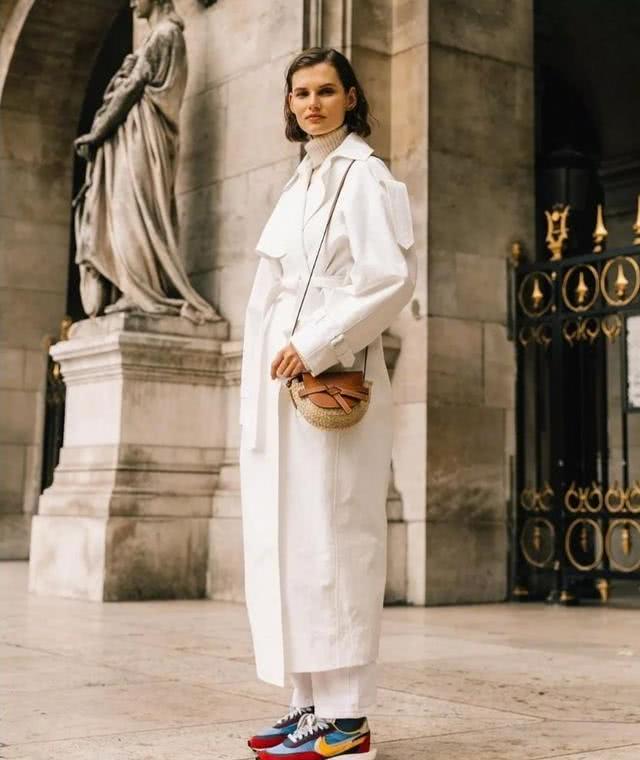 欧美街拍：初春风衣搭配这3种鞋子，显高还好看