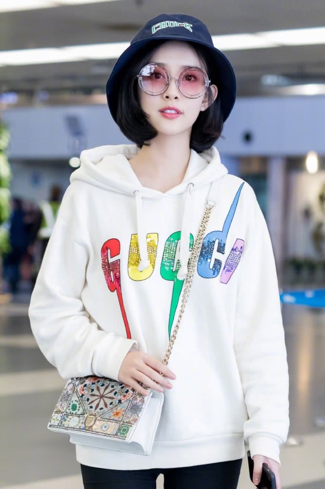 孟子义出演《我不是购物狂》，轻松驾驭各种风格，演绎百变穿搭潮人