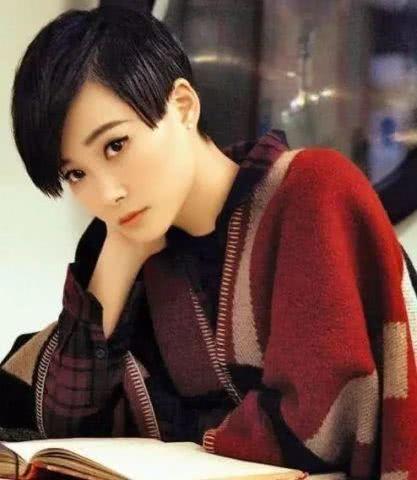 李宇春恋情曝光，男友实力不输王思聪，怪不得一直没有公开