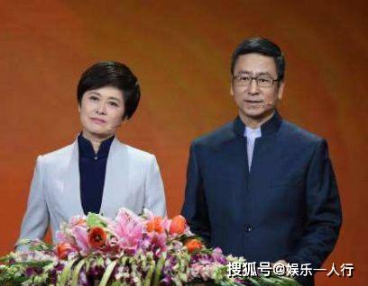 曾花三年考研究生,33岁才进央视,低调嫁富商生一女却嫁洋老公