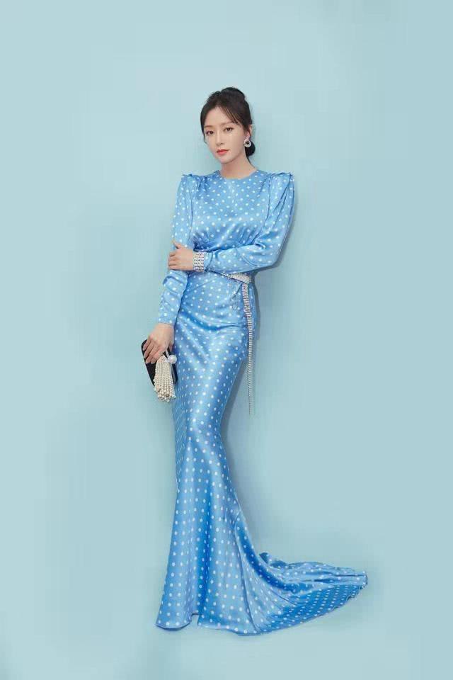 秦岚穿最“烂大街”的黑白配都美得这么大气，气质让人服气