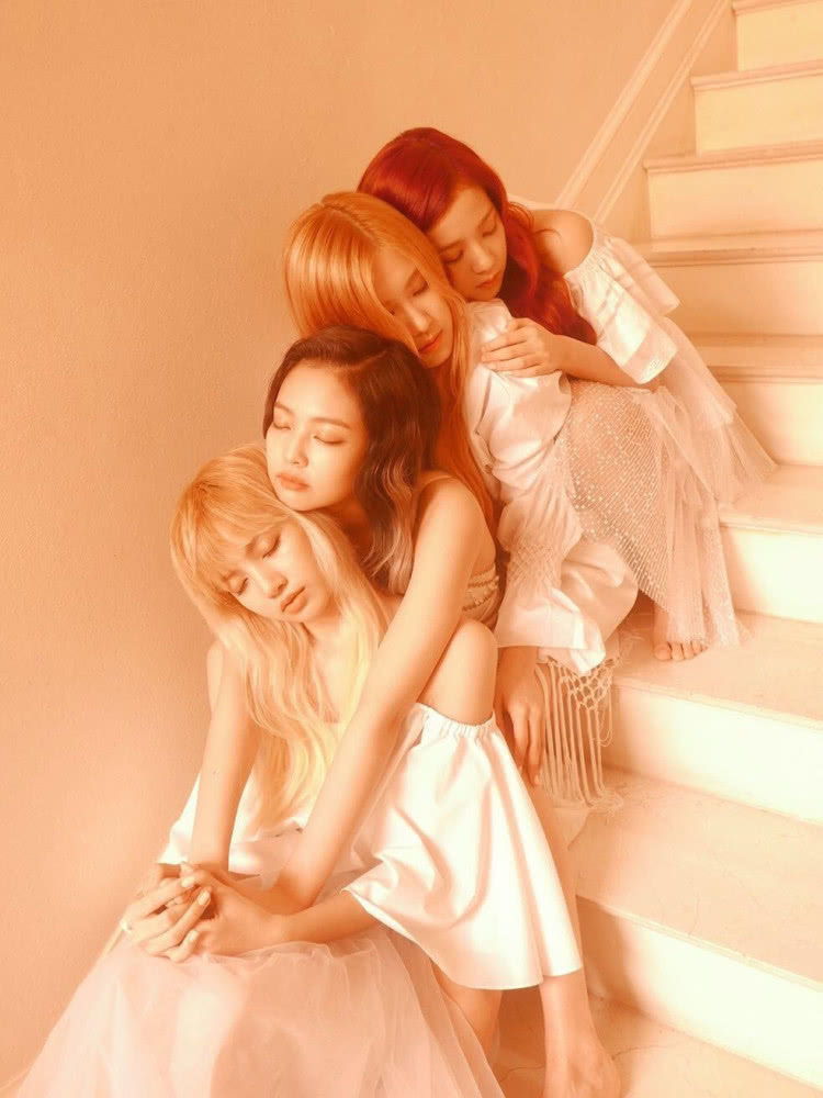 BLACKPINK大片来袭，仗着女团身材穿针织衫，却不告诉ROSE！