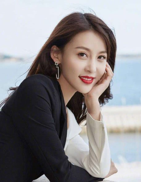 泰国“迪丽热巴”旅行照片穿黑色外套搭配高领毛衣，保暖舒适还好看