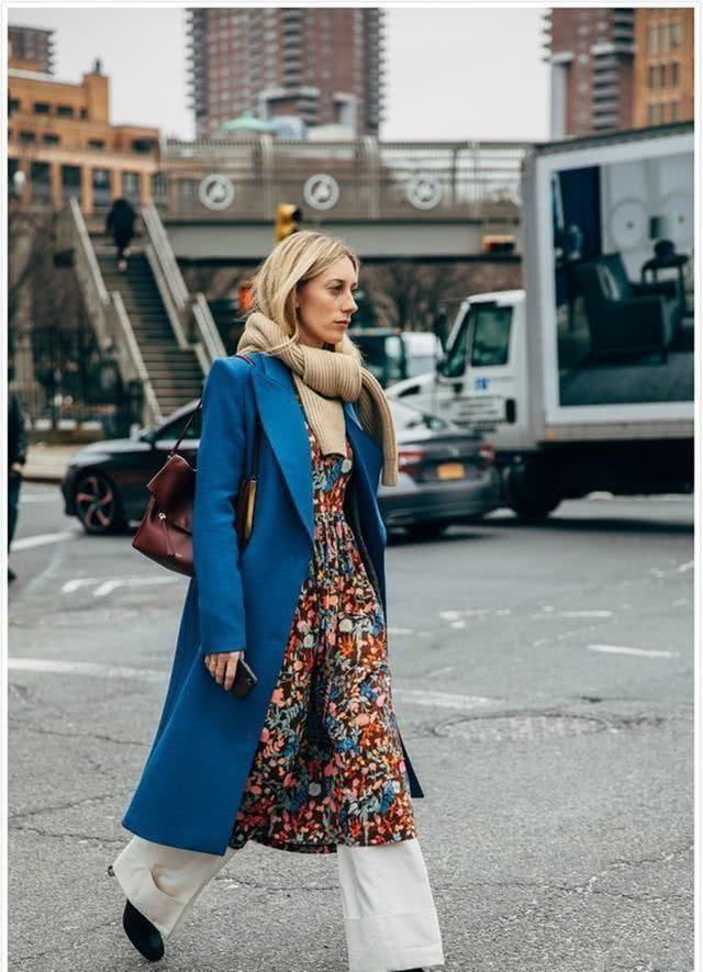 2020经典流行色:蓝+驼色,太治愈了