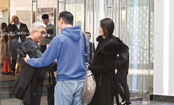 TVB女星苟芸慧与老公逛街，男方身价千万，不亚于绯闻男友郭富城