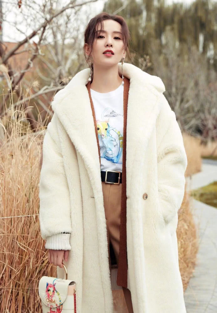 刘诗诗穿毛绒外套还不显臃肿,看看她是怎么穿的,简直就是仙女下凡