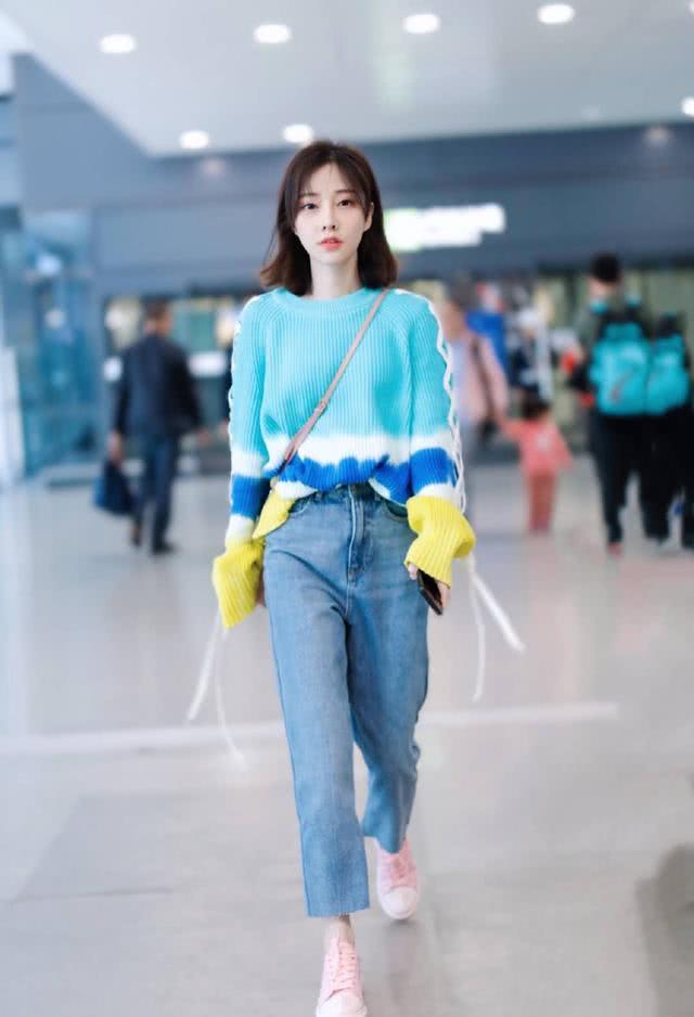 冯提莫上节目穿校服梳哪吒头太可爱，身高比例都不是问题