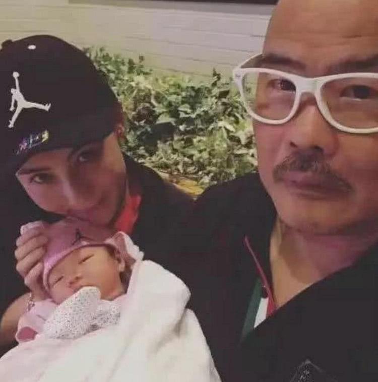 张柏芝带三个儿子回娘家,老爸搂着外孙,网友:霸气而又温柔!