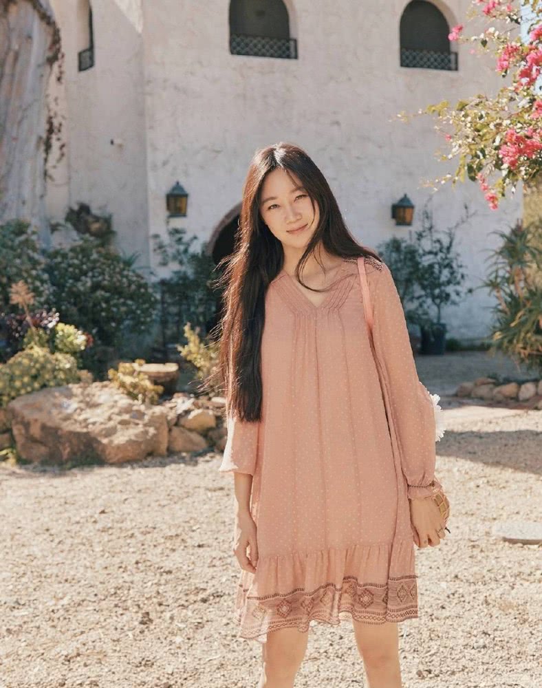 孔孝真模特出身却成演技派,穿V领粉色裙嫩成少女