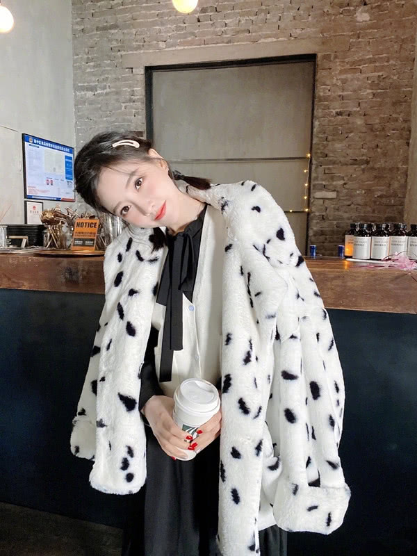 冯提莫将头发直接放下来，简单又有淑女范！