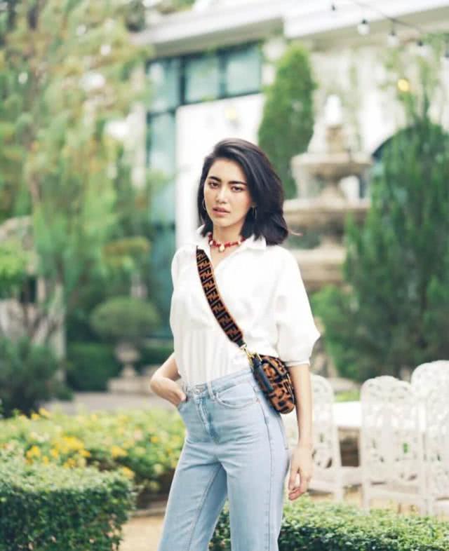 MAI身高175又不失凹凸感,穿牛仔裤配老气皮草竟然很减龄