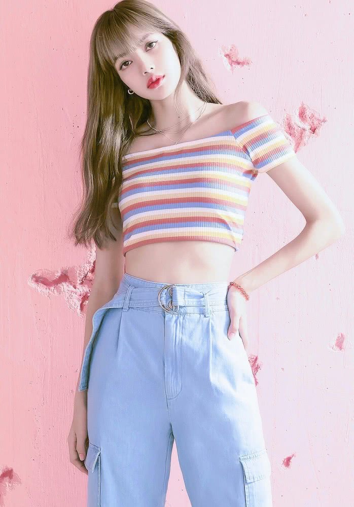 被称为“人间芭比”,LISA一袭黑色薄纱蛋糕短裙出镜,大长腿太性感